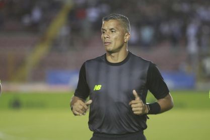 El Real Salt Lake despide al entrenador Petke por insultar al árbitro Pitti El Real Salt Lake despide al entrenador Petke por insultar al árbitro Pitti