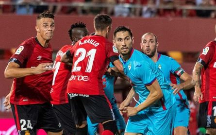 2-1. El Mallorca vuelve a la elite con un triunfo ante el Eibar 2-1. El Mallorca vuelve a la elite con un triunfo ante el Eibar