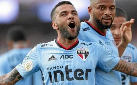Daniel Alves: debut, gol y delirio en Sao Paulo Daniel Alves: debut, gol y delirio en Sao Paulo