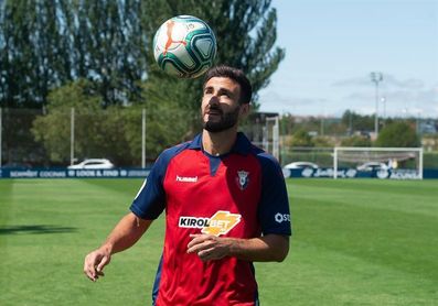 Raúl Navas se muestra "contento y orgulloso" de llegar a Osasuna Raúl Navas se muestra "contento y orgulloso" de llegar a Osasuna