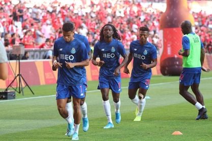 Los jugadores del Oporto, calentando sobre el Estádio da Luz. Los jugadores del Oporto, calentando sobre el Estádio da Luz.