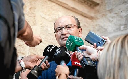 José Castro, atendiendo a los medios a la salida de la Catedral. José Castro, atendiendo a los medios a la salida de la Catedral.
