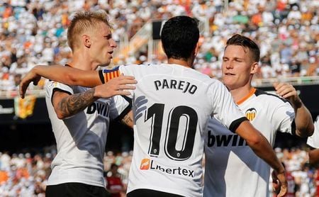 2-0. Dos penaltis marcados por Parejo dejan los puntos en Mestalla 2-0. Dos penaltis marcados por Parejo dejan los puntos en Mestalla