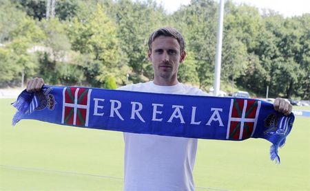 Monreal llega a la Real Sociedad a "aportar desde ya" en el campo Monreal llega a la Real Sociedad a "aportar desde ya" en el campo