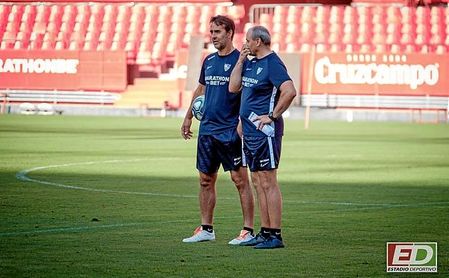 Lopetegui y Peinado conversan, en una imagen habitual de los entrenamientos del Sevilla. Lopetegui y Peinado conversan, en una imagen habitual de los entrenamientos del Sevilla.