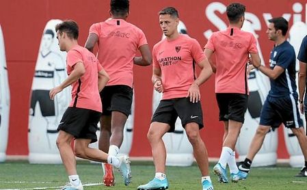 Chicharito, en su primer entrenamiento como sevillista. Chicharito, en su primer entrenamiento como sevillista.