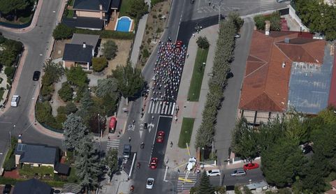 Miles de personas asisten en Colmenar Viejo a la salida de la Vuelta Miles de personas asisten en Colmenar Viejo a la salida de la Vuelta
