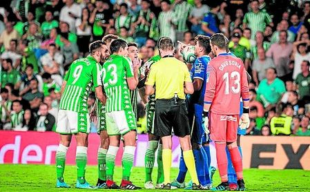 Los jugadores del Betis discuten con el colegiado la expulsión de Loren Morón. Los jugadores del Betis discuten con el colegiado la expulsión de Loren Morón.