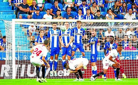 Imagen del lanzamiento de falta directa por encima de la barrera con el que Joan Jordán dio la victoria al Sevilla ante el Alavés. Imagen del lanzamiento de falta directa por encima de la barrera con el que Joan Jordán dio la victoria al Sevilla ante el Alavés.
