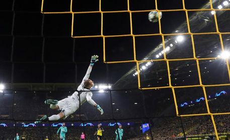 El Nápoles tumba al campeón; Ter Stegen salva al Barça El Nápoles tumba al campeón; Ter Stegen salva al Barça