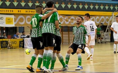 Los jugadores verdiblancos celebran uno de los goles ante el Santiago Futsal. Los jugadores verdiblancos celebran uno de los goles ante el Santiago Futsal.
