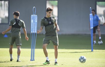 Bartra, en un entrenamiento con el Betis. Bartra, en un entrenamiento con el Betis.