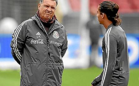Martino, junto a Lainez en un entrenamiento con la selección mexicana. Martino, junto a Lainez en un entrenamiento con la selección mexicana.