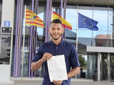 Luis Suárez (Zaragoza) jura la Constitución española Luis Suárez (Zaragoza) jura la Constitución española