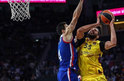 64-74. Mirotic guía el camino de la primera victoria azulgrana 64-74. Mirotic guía el camino de la primera victoria azulgrana
