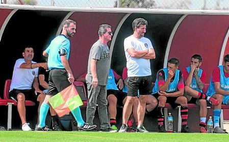 Diego Román (derecha), entrenador del Gerena, atento a la evolución de sus futbolistas. Diego Román (derecha), entrenador del Gerena, atento a la evolución de sus futbolistas.