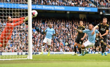Adamá Traoré, con un doblete, aleja al City a ocho puntos del Liverpool Adamá Traoré, con un doblete, aleja al City a ocho puntos del Liverpool
