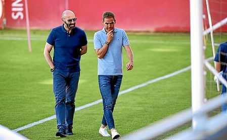 Monchi y Fernando Navarro, en un entrenamiento del Sevilla. Monchi y Fernando Navarro, en un entrenamiento del Sevilla.