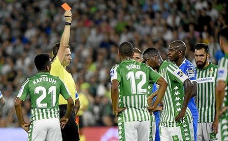 Carvalho lleva tres amarillas y una roja, más que ningún otro jugador en LaLiga. Carvalho lleva tres amarillas y una roja, más que ningún otro jugador en LaLiga.