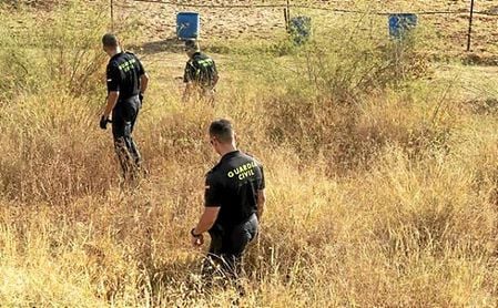 La Guardia Civil durante la búsqueda en Carmona (EFE) La Guardia Civil durante la búsqueda en Carmona (EFE)
