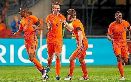 Ronald de Boer defiende de las críticas a De Jong Ronald de Boer defiende de las críticas a De Jong