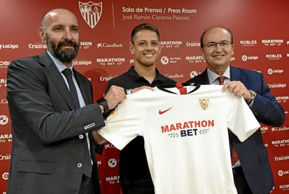 Chicharito, durante su presentación con Castro y Monchi. Chicharito, durante su presentación con Castro y Monchi.