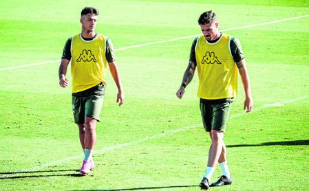 Ismael y Javi García, entrenándose con el Betis. Ismael y Javi García, entrenándose con el Betis.