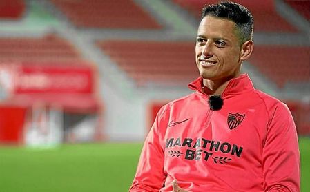 Chicharito, durante su entrevista a los medios del Sevilla. Chicharito, durante su entrevista a los medios del Sevilla.