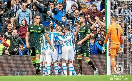La grada de Anoeta celebra el tercer tanto de la Real Sociedad. La grada de Anoeta celebra el tercer tanto de la Real Sociedad.
