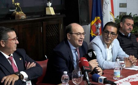 José Castro, en la peña sevillista Aruncitana de Morón. José Castro, en la peña sevillista Aruncitana de Morón.