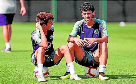 Riqui Puig y Aleñá, dos de las grandes perlas del Barça, están en el visor del Betis. Riqui Puig y Aleñá, dos de las grandes perlas del Barça, están en el visor del Betis.