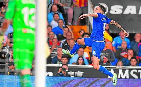 Lucas Ocampos celebra su gol en Mestalla. Lucas Ocampos celebra su gol en Mestalla.