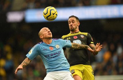 El Manchester City remonta para seguir a seis del Liverpool El Manchester City remonta para seguir a seis del Liverpool