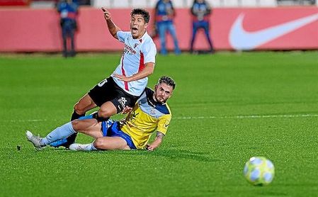 Pepe Mena, derriba por un rival en un lance del partido. Pepe Mena, derriba por un rival en un lance del partido.