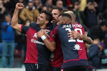El Cagliari alcanza la tercera plaza con golazo de tacón de Giovanni Simeone El Cagliari alcanza la tercera plaza con golazo de tacón de Giovanni Simeone
