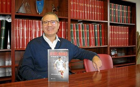 Juan Manuel Ávila posa con su libro para su entrevista con ESTADIO Juan Manuel Ávila posa con su libro para su entrevista con ESTADIO
