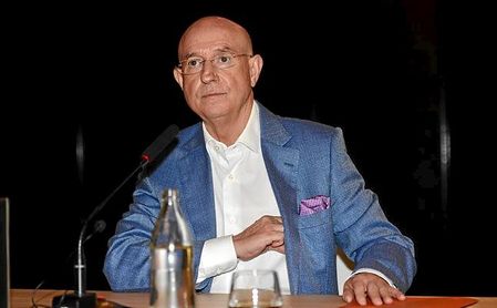 Serra, el día que se despidió del Betis ante los medios. Serra, el día que se despidió del Betis ante los medios.