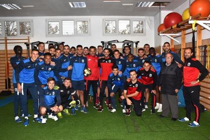 El Fuenlabrada recibe el balón dorado por su lucha contra el cáncer infantil El Fuenlabrada recibe el balón dorado por su lucha contra el cáncer infantil