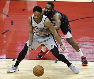 135-133. Walker IV y los Spurs sobreviven a los 50 puntos de Harden 135-133. Walker IV y los Spurs sobreviven a los 50 puntos de Harden