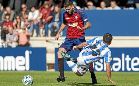Raúl Navas, frente a Sangalli, durante un duelo ante la Real. Raúl Navas, frente a Sangalli, durante un duelo ante la Real.