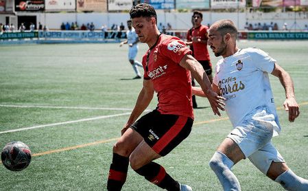 Plusco (derecha), en un lance frente al Mallorca B en la ida de la segunda ronda de los 'play off' del pasado año. Plusco (derecha), en un lance frente al Mallorca B en la ida de la segunda ronda de los 'play off' del pasado año.