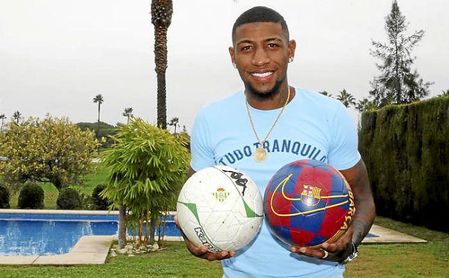 Emerson posa con los escudos del Betis y el Barcelona durante su entrevista para 'Mundo Deportivo'. Emerson posa con los escudos del Betis y el Barcelona durante su entrevista para 'Mundo Deportivo'.