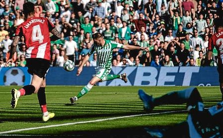 Joaquín golpea el balón para hacer el 1-0 en el minuto 2 de partido. Joaquín golpea el balón para hacer el 1-0 en el minuto 2 de partido.