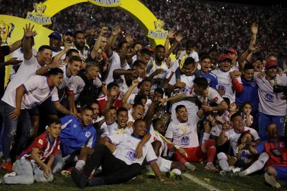 El Olimpia, del argentino Troglio, conquista con goleada título en Honduras El Olimpia, del argentino Troglio, conquista con goleada título en Honduras