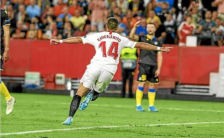 Chicharito vio portería ante el APOEL en el Pizjuán. Chicharito vio portería ante el APOEL en el Pizjuán.