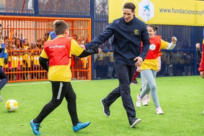 Fernando Torres inaugura una nueva pista de fútbol en el ...