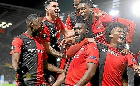 Joris Gnagnon celebra uno de sus goles junto a sus compañeros. Joris Gnagnon celebra uno de sus goles junto a sus compañeros.