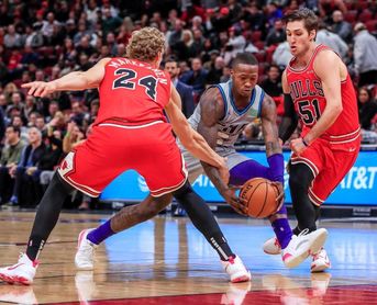 73-83. Graham lidera la tercera victoria seguida de los Hornets 73-83. Graham lidera la tercera victoria seguida de los Hornets
