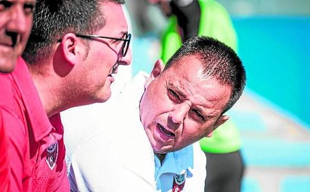 Manuel Luque, entrenador del Cabecense, dialoga con su cuerpo técnico. Manuel Luque, entrenador del Cabecense, dialoga con su cuerpo técnico.