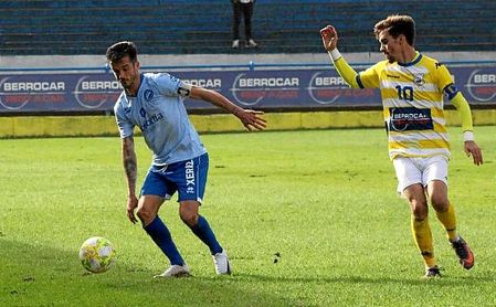 El coriano Juanito presiona la salida de balón del Xerez Deportivo en un momento del partido. El coriano Juanito presiona la salida de balón del Xerez Deportivo en un momento del partido.